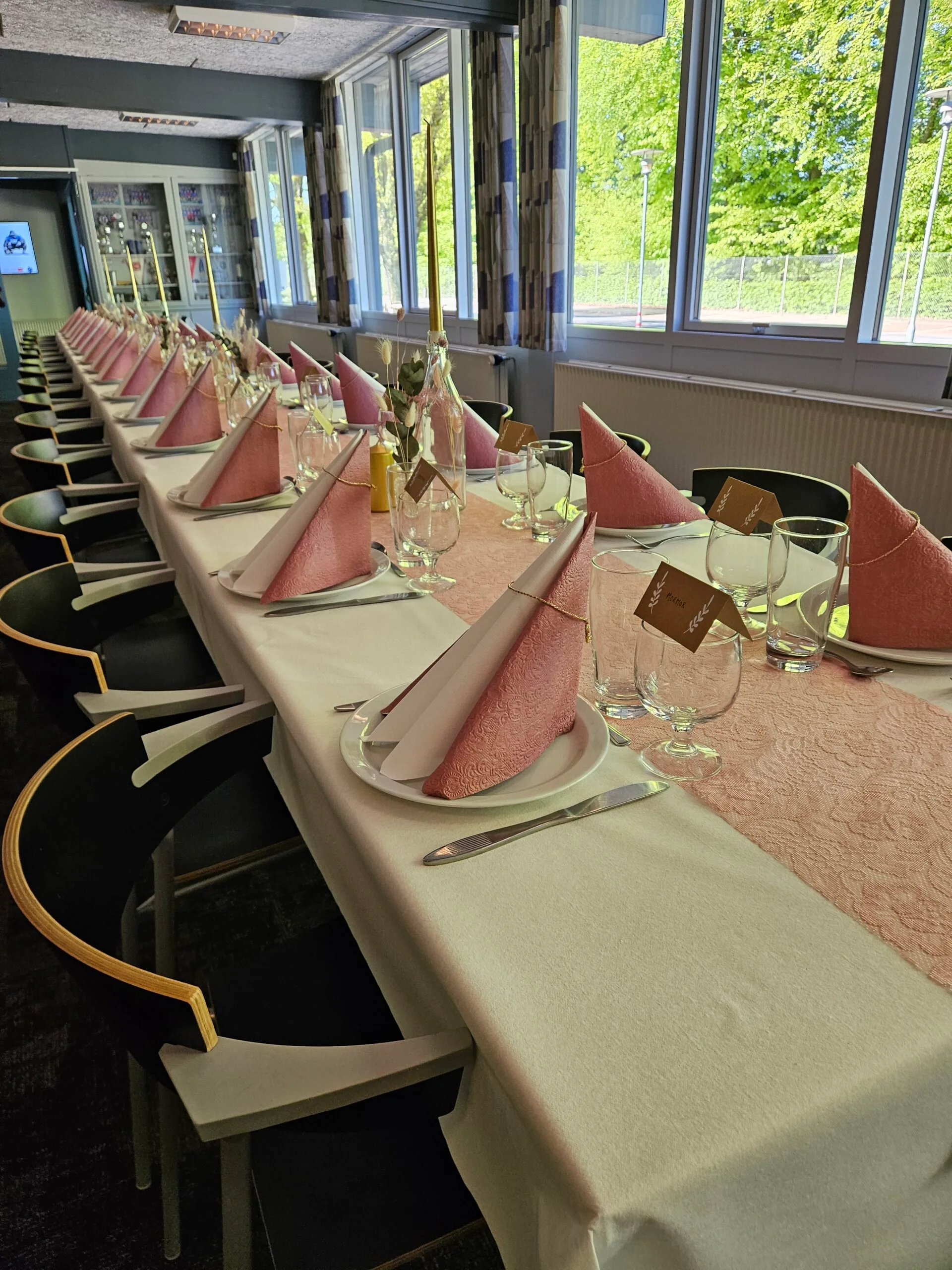 Elegant dining table with pink napkins
