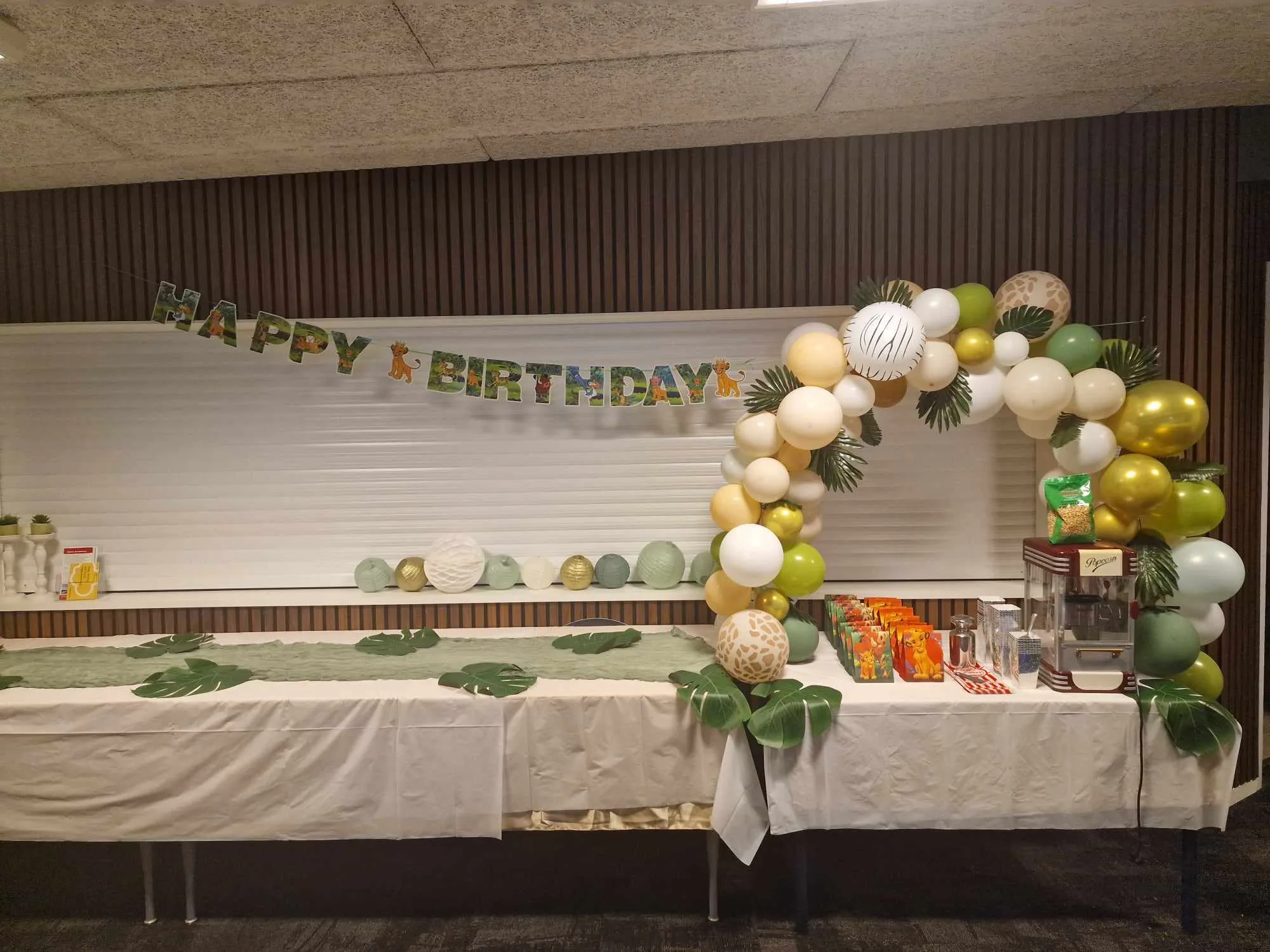 Jungle themed birthday party decoration with balloons.